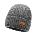Gorro de punto grueso gris oscuro con forro polar y parche de cuero marrón - gris oscuro