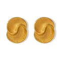 Vista detallada de pendientes de acero de titanio dorado con textura en espiral - Dorado