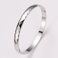 Brazalete de acero inoxidable plateado con diseño de diamantes tallados y acabado pulido - Color Acero