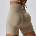 Pantaloncini da yoga cachi a vita alta senza cuciture con effetto scrunch e vita a coste - S / Grigio Classico