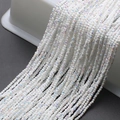 Dettaglio macro di perle di vetro sfaccettate da 2mm con effetto cangiante per DIY - Bianco Porcellana Metà AB