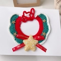 Détail du collier de Noël au crochet pour chat avec nœud rouge et étoile dorée - Collier vert avec étoile jaune