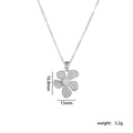 Collier avec pendentif fleur argentée, pétales en zircon et centre en opale - Fleur à Cinq Pétales avec Perle / Argent