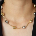 Dettaglio di perle metalliche oro e argento su una collana a catena ritorta indossata - DN240552-B Stile Perla Rotonda Oro e Argento