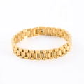 Detalle de una pulsera de acero inoxidable dorado con eslabones y cierre plegable - Dorado