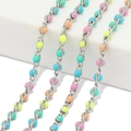 Vista macro de cadena de metal plateado con cuentas de esmalte de colores para joyas - Cadena de cuentas de esmalte de colores / Diámetro de cadena 4mm*1 metro