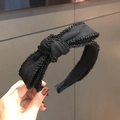 Eleganter schwarzer Stoff-Haarreif mit gedrehtem Design und feiner Perlenverzierung - Doppelperlen-Schleife / Schwarz