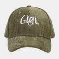 Gros plan sur la casquette en velours côtelé vert avec broderie blanche Gigi détaillée - Réglable / Vert Militaire