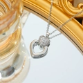 Elegante collana a cuore in argento con zirconi pavé su una superficie a specchio di lusso - Collana d'Argento