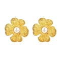 Pendientes de flores doradas con perlas y textura de metal cepillado en fondo blanco - Flor Fundida con Incrustación de Perlas (MS-529) / Dorado