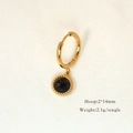Dettaglio dell'orecchino a cerchio placcato oro 14K con ciondolo in gemma nera sfaccettata - Onice Nero Intrecciato