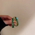 Vintage Ohrstecker in Gold mit marquise-grünen Zirkonia-Steinen in der Hand gehalten - 44# Silbernadel Grünes Oval