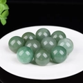 Perle sferiche di giada occhio di gatto verde in un piatto decorativo bianco - Avventurina Verde