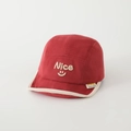 Dettaglio del cappellino per neonati in cotone rosso con ricamo Nice e bordi color crema - Nice Sorriso / Rosso