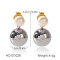 Dettaglio di orecchini in acciaio con perle e pendenti sferici color argento - Stile Sferico in Perla (HC-E11028) / Bicolore Oro e Argento