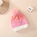 Dettaglio del berretto invernale in maglia sfumata rosa e bianco con pompon in pelliccia - 1-3 Anni / Sfumato Rosa Arancio