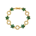 Exquisites Goldarmband mit smaragdgrünen Steinen und weißem Zirkonia auf weißem Hintergrund - Gold mit grüner Blume