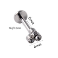 Λεπτομέρεια από σκουλαρίκι labret 16G 8mm με τρία ζιργκόν από ανοξείδωτο ατσάλι στα 4mm - 1.2*8mm / Τρία Στρας Χρώμα Ατσαλιού