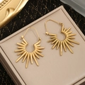 Schicke goldene Sonnenstrahl-Ohrringe aus Edelstahl auf einer edlen Schmuckschatulle - 5684 Sonnenblumen-Ohrringe - Gold