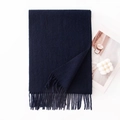 Sciarpa in lana blu scuro con frange e tocco di cashmere per il calore invernale - 180x30cm / Blu Marino (-6)