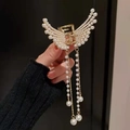 Elegante pinza per capelli con ali d'angelo dorate con lunghe nappe di perle e strass - Stile Perla