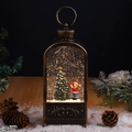 Dettaglio di una lanterna di Natale vintage in bronzo con scena di neve festiva in miniatura - Bambino Che Scia (D2-2 Lanterna Piatta)
