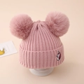 Details von Strickstruktur und Einhorn-Stickerei auf rosa Wintermütze mit zwei Bommeln - Einheitsgröße (3-10 Jahre) / Rosa