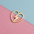 Colgante de corazón de acero inoxidable dorado con rayo minimalista sobre fondo suave - Chapado en Oro 18K