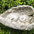 Statua di gatto grigio che dorme in ali d'angelo con dettaglio di uccello in resina - Statuetta di Gatto Angelo