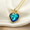 Collier plaqué or 18K avec pendentif cœur en cristal et libellule sur soie blanche - Dégradé Bleu-Vert
