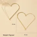Detailansicht der goldenen Herz-Ohrringe mit 8,1 cm Durchmesser und 10 g Gewicht - Gold