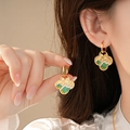 Boucles d'oreilles fleur dorées avec émail vert et zircons blancs portées par un mannequin - 86# Tige en Argent - Boucles d'Oreilles Pendantes Ruyi Cloud Wave Dorées