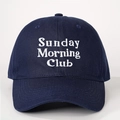 Détail de la broderie blanche Sunday Morning Club sur casquette en toile de coton bleu marine - Bleu Marine