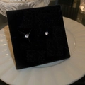 Orecchini magnetici in argento con zirconi luccicanti su cartoncino nero - 4mm / Argento