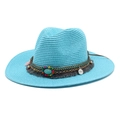 Detail van een lichtblauwe strohoed met etnische kralenband en turquoise steen - M (56-58cm) / Meer blauw