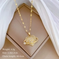 Macro-opname van gouden hart-planeethanger met kristallen en afmetingsdetails - Planeet Hart Stijl (C327) / Goud