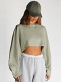 Nahaufnahme des graugrünen Cropped-Sweatshirts mit Strickstruktur und Drop-Shoulder-Stil - XS / Oberteile / Hellgrün