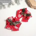 Set di due fiocchi natalizi rossi con fiocchi di neve, pigne e aghi di pino verdi - Fiocco Rosso Fantasia Fiocco di Neve Set da 2