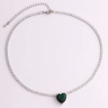 Dettaglio della collana tennis argentata con pendente a cuore in zirconia verde intenso - Oro Bianco Zircone Verde