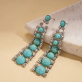 Detalle de pendientes bohemios de plata con cuentas turquesas y pedrería de cristal incrustada - Pendientes de aguja de plata-Azul