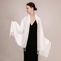 Dettaglio di un morbido scialle di lusso bianco con trama jacquard e finiture a frange - Bianco (T003-16)
