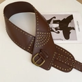 Dettaglio cintura in pelle marrone con borchie in bronzo e fibbia dorata invecchiata - Marrone Rosso