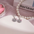 Fonkelende Hello Kitty oorbellen met roze strassteentjes en hartvormige zilveren knop - Hello Kitty