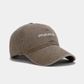 Détail de la broderie mama sur casquette en toile de coton marron délavé avec œillets - Réglable / Kaki foncé