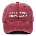 Dettaglio del ricamo bianco sul cappellino da baseball in cotone rosso lavato - Taglia unica / Borgogna
