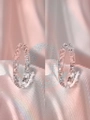 Zilveren geometrische hartvormige oorknopjes met zirkonia op roze zijden achtergrond - 73# Ring-Eco-Zilver