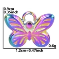 Detalle del colgante de mariposa en acero arcoíris con medidas y peso en fondo blanco - Colgante / Arcoíris
