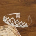 Elegante tiara a corona in strass argento con pettine su sfondo vintage - Stile H