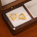 Schicke 18K vergoldete V-förmige geometrische Ohrringe in einer hölzernen Schmuckschatulle - Gold