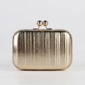 Elegante goldene Abendtasche mit Falten-Design, Metallic-Finish und Kugelverschluss - Gold